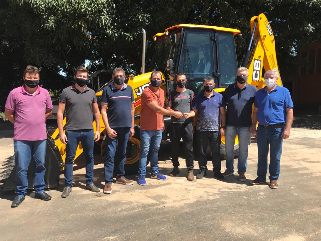 Governo Municipal adquire retroescavadeira para fortalecer o trabalho no interior 